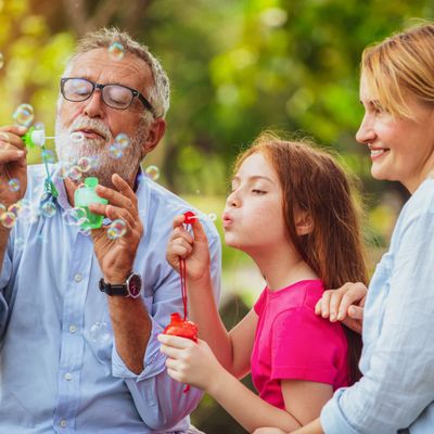 famille soufflant des bulles